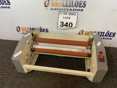 LOTE 340 - 01 EM PLASTIFICADORA. (NO ESTADO) ATENÇÃO! FAZER A VISITAÇÃO ANTES DE ARREMATAR, NÃO SABEMOS SE FUNCIONA. LEILÃO NÃO TEM GARANTIA E NEM DEVOLUÇÃO, SUJEITO A POSSÍVEIS AVARIAS VISÍVEIS/OCULTAS E/OU AUSÊNCIA DE COMPONENTES.