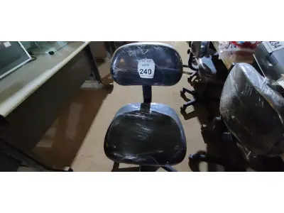 LOTE 240 - 01 CADEIRA PARA ESCRITÓRIO. (NO ESTADO) ATENÇÃO! FAZER A VISITAÇÃO ANTES DE ARREMATAR, NÃO SABEMOS SE FUNCIONA. LEILÃO NÃO TEM GARANTIA E NEM DEVOLUÇÃO, SUJEITO A POSSÍVEIS AVARIAS VISÍVEIS/OCULTAS E/OU AUSÊNCIA DE COMPONENTES.