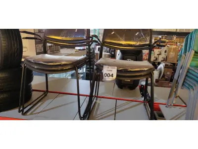LOTE 004 - 04 CADEIRAS ESTOFADAS COM BASE DE FERRO. (NO ESTADO) ATENÇÃO! FAZER A VISITAÇÃO ANTES DE ARREMATAR, NÃO SABEMOS SE FUNCIONA. LEILÃO NÃO TEM GARANTIA E NEM DEVOLUÇÃO, SUJEITO A POSSÍVEIS AVARIAS VISÍVEIS/OCULTAS E/OU AUSÊNCIA DE COMPONENTES.