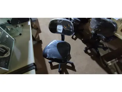 LOTE 240 - 01 CADEIRA PARA ESCRITÓRIO. (NO ESTADO) ATENÇÃO! FAZER A VISITAÇÃO ANTES DE ARREMATAR, NÃO SABEMOS SE FUNCIONA. LEILÃO NÃO TEM GARANTIA E NEM DEVOLUÇÃO, SUJEITO A POSSÍVEIS AVARIAS VISÍVEIS/OCULTAS E/OU AUSÊNCIA DE COMPONENTES.