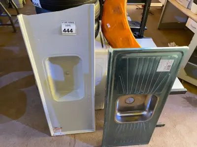 LOTE 444 - 01 PIA EM INOX 120, MM X 520MM E 01 PIA EM FIBRA COM AVARIAS. (NO ESTADO) ATENÇÃO! FAZER A VISITAÇÃO ANTES DE ARREMATAR, NÃO SABEMOS SE FUNCIONA. LEILÃO NÃO TEM GARANTIA E NEM DEVOLUÇÃO, SUJEITO A POSSÍVEIS AVARIAS VISÍVEIS/OCULTAS E/OU AUSÊNCIA DE COMPONENTES.