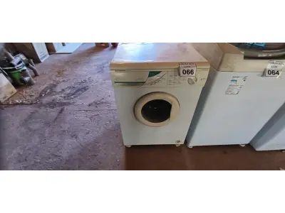 LOTE 066 - 01 MÁQUINA DE LAVAR ROUPAS CONTINENTAL 220VOLTS.   (NO ESTADO) ATENÇÃO! FAZER A VISITAÇÃO ANTES DE ARREMATAR, NÃO SABEMOS SE FUNCIONA. LEILÃO NÃO TEM GARANTIA E NEM DEVOLUÇÃO, SUJEITO A POSSÍVEIS AVARIAS VISÍVEIS/OCULTAS E/OU AUSÊNCIA DE COMPONENTES.