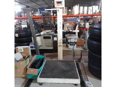 LOTE 299 - 01 BALANÇA DIGITAL MÁXIMO 300KG MARCA WELMY. (NO ESTADO) ATENÇÃO! FAZER A VISITAÇÃO ANTES DE ARREMATAR, NÃO SABEMOS SE FUNCIONA. LEILÃO NÃO TEM GARANTIA E NEM DEVOLUÇÃO, SUJEITO A POSSÍVEIS AVARIAS VISÍVEIS/OCULTAS E/OU AUSÊNCIA DE COMPONENTES.