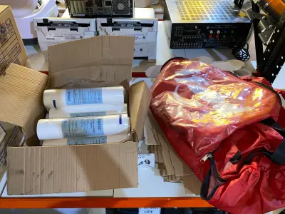 LOTE 449 - 01 BOLSA DO IFOOD SEM A CAIXA, CARTUCHOS PARA FILTRO E CAIXAS DE PAPELÃO DESMONTADAS. (NO ESTADO) ATENÇÃO! FAZER A VISITAÇÃO ANTES DE ARREMATAR, NÃO SABEMOS SE FUNCIONA. LEILÃO NÃO TEM GARANTIA E NEM DEVOLUÇÃO, SUJEITO A POSSÍVEIS AVARIAS VISÍVEIS/OCULTAS E/OU AUSÊNCIA DE COMPONENTES.