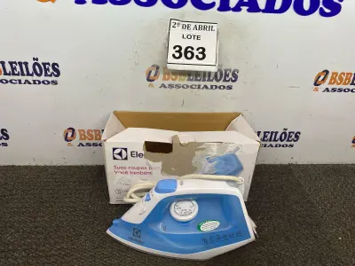 LOTE 363 - 01 FERRO A VAPOR P/ PASSAR ROUPAS ELECTROLUX COR BRANCA C/AZUL (NOVO). (NO ESTADO) ATENÇÃO! FAZER A VISITAÇÃO ANTES DE ARREMATAR, NÃO SABEMOS SE FUNCIONA. LEILÃO NÃO TEM GARANTIA E NEM DEVOLUÇÃO, SUJEITO A POSSÍVEIS AVARIAS VISÍVEIS/OCULTAS E/OU AUSÊNCIA DE COMPONENTES.