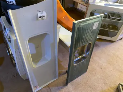 LOTE 444 - 01 PIA EM INOX 120, MM X 520MM E 01 PIA EM FIBRA COM AVARIAS. (NO ESTADO) ATENÇÃO! FAZER A VISITAÇÃO ANTES DE ARREMATAR, NÃO SABEMOS SE FUNCIONA. LEILÃO NÃO TEM GARANTIA E NEM DEVOLUÇÃO, SUJEITO A POSSÍVEIS AVARIAS VISÍVEIS/OCULTAS E/OU AUSÊNCIA DE COMPONENTES.