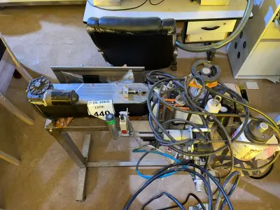 LOTE 440 - 01 ROTULADORA E DATADORA SEMI AUTOMÁTICA FALCO. (NO ESTADO) ATENÇÃO! FAZER A VISITAÇÃO ANTES DE ARREMATAR, NÃO SABEMOS SE FUNCIONA. LEILÃO NÃO TEM GARANTIA E NEM DEVOLUÇÃO, SUJEITO A POSSÍVEIS AVARIAS VISÍVEIS/OCULTAS E/OU AUSÊNCIA DE COMPONENTES.