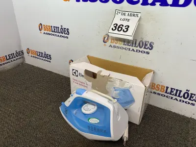 LOTE 363 - 01 FERRO A VAPOR P/ PASSAR ROUPAS ELECTROLUX COR BRANCA C/AZUL (NOVO). (NO ESTADO) ATENÇÃO! FAZER A VISITAÇÃO ANTES DE ARREMATAR, NÃO SABEMOS SE FUNCIONA. LEILÃO NÃO TEM GARANTIA E NEM DEVOLUÇÃO, SUJEITO A POSSÍVEIS AVARIAS VISÍVEIS/OCULTAS E/OU AUSÊNCIA DE COMPONENTES.