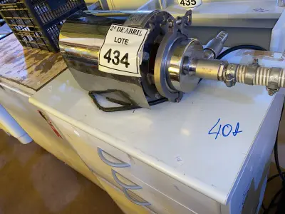 LOTE 434 - 01 BOMBA ALIMENTÍCIA SANITÁRIAS EM INOX 304 05CV ,2500LITROS /HORA INDUPROPIL. (NO ESTADO) ATENÇÃO! FAZER A VISITAÇÃO ANTES DE ARREMATAR, NÃO SABEMOS SE FUNCIONA. LEILÃO NÃO TEM GARANTIA E NEM DEVOLUÇÃO, SUJEITO A POSSÍVEIS AVARIAS VISÍVEIS/OCULTAS E/OU AUSÊNCIA DE COMPONENTES.