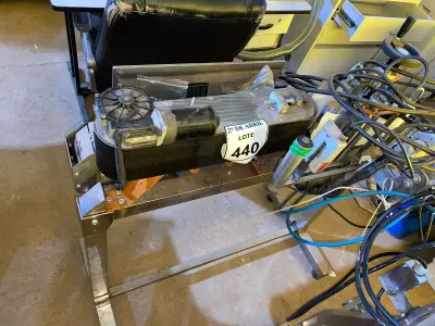 LOTE 440 - 01 ROTULADORA E DATADORA SEMI AUTOMÁTICA FALCO. (NO ESTADO) ATENÇÃO! FAZER A VISITAÇÃO ANTES DE ARREMATAR, NÃO SABEMOS SE FUNCIONA. LEILÃO NÃO TEM GARANTIA E NEM DEVOLUÇÃO, SUJEITO A POSSÍVEIS AVARIAS VISÍVEIS/OCULTAS E/OU AUSÊNCIA DE COMPONENTES.