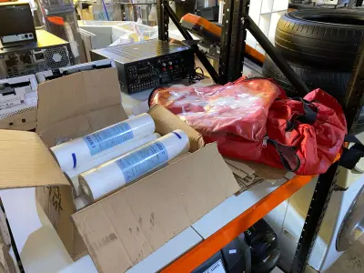 LOTE 449 - 01 BOLSA DO IFOOD SEM A CAIXA, CARTUCHOS PARA FILTRO E CAIXAS DE PAPELÃO DESMONTADAS. (NO ESTADO) ATENÇÃO! FAZER A VISITAÇÃO ANTES DE ARREMATAR, NÃO SABEMOS SE FUNCIONA. LEILÃO NÃO TEM GARANTIA E NEM DEVOLUÇÃO, SUJEITO A POSSÍVEIS AVARIAS VISÍVEIS/OCULTAS E/OU AUSÊNCIA DE COMPONENTES.
