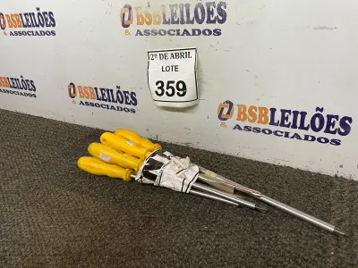 LOTE 359 - 01 CHAVE DE FENDA E 05 CHAVES PHILIPS TAMANHOS DIVERSOS. (NO ESTADO) ATENÇÃO! FAZER A VISITAÇÃO ANTES DE ARREMATAR, NÃO SABEMOS SE FUNCIONA. LEILÃO NÃO TEM GARANTIA E NEM DEVOLUÇÃO, SUJEITO A POSSÍVEIS AVARIAS VISÍVEIS/OCULTAS E/OU AUSÊNCIA DE COMPONENTES.