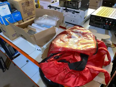 LOTE 449 - 01 BOLSA DO IFOOD SEM A CAIXA, CARTUCHOS PARA FILTRO E CAIXAS DE PAPELÃO DESMONTADAS. (NO ESTADO) ATENÇÃO! FAZER A VISITAÇÃO ANTES DE ARREMATAR, NÃO SABEMOS SE FUNCIONA. LEILÃO NÃO TEM GARANTIA E NEM DEVOLUÇÃO, SUJEITO A POSSÍVEIS AVARIAS VISÍVEIS/OCULTAS E/OU AUSÊNCIA DE COMPONENTES.