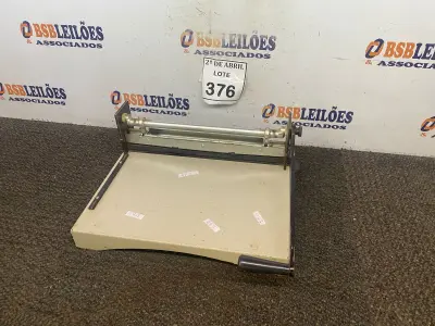 LOTE 376 - 01 ENCADERNADORA MANUAL. (NO ESTADO) ATENÇÃO! FAZER A VISITAÇÃO ANTES DE ARREMATAR, NÃO SABEMOS SE FUNCIONA. LEILÃO NÃO TEM GARANTIA E NEM DEVOLUÇÃO, SUJEITO A POSSÍVEIS AVARIAS VISÍVEIS/OCULTAS E/OU AUSÊNCIA DE COMPONENTES.