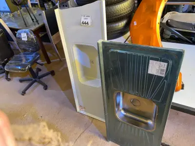 LOTE 444 - 01 PIA EM INOX 120, MM X 520MM E 01 PIA EM FIBRA COM AVARIAS. (NO ESTADO) ATENÇÃO! FAZER A VISITAÇÃO ANTES DE ARREMATAR, NÃO SABEMOS SE FUNCIONA. LEILÃO NÃO TEM GARANTIA E NEM DEVOLUÇÃO, SUJEITO A POSSÍVEIS AVARIAS VISÍVEIS/OCULTAS E/OU AUSÊNCIA DE COMPONENTES.