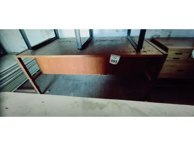 LOTE 093 - 01 MESA EM MADEIRA.  (NO ESTADO) ATENÇÃO! FAZER A VISITAÇÃO ANTES DE ARREMATAR, NÃO SABEMOS SE FUNCIONA. LEILÃO NÃO TEM GARANTIA E NEM DEVOLUÇÃO, SUJEITO A POSSÍVEIS AVARIAS VISÍVEIS/OCULTAS E/OU AUSÊNCIA DE COMPONENTES.