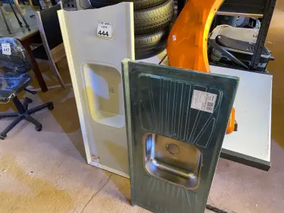 LOTE 444 - 01 PIA EM INOX 120, MM X 520MM E 01 PIA EM FIBRA COM AVARIAS. (NO ESTADO) ATENÇÃO! FAZER A VISITAÇÃO ANTES DE ARREMATAR, NÃO SABEMOS SE FUNCIONA. LEILÃO NÃO TEM GARANTIA E NEM DEVOLUÇÃO, SUJEITO A POSSÍVEIS AVARIAS VISÍVEIS/OCULTAS E/OU AUSÊNCIA DE COMPONENTES.