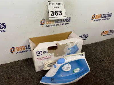 LOTE 363 - 01 FERRO A VAPOR P/ PASSAR ROUPAS ELECTROLUX COR BRANCA C/AZUL (NOVO). (NO ESTADO) ATENÇÃO! FAZER A VISITAÇÃO ANTES DE ARREMATAR, NÃO SABEMOS SE FUNCIONA. LEILÃO NÃO TEM GARANTIA E NEM DEVOLUÇÃO, SUJEITO A POSSÍVEIS AVARIAS VISÍVEIS/OCULTAS E/OU AUSÊNCIA DE COMPONENTES.
