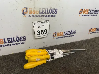 LOTE 359 - 01 CHAVE DE FENDA E 05 CHAVES PHILIPS TAMANHOS DIVERSOS. (NO ESTADO) ATENÇÃO! FAZER A VISITAÇÃO ANTES DE ARREMATAR, NÃO SABEMOS SE FUNCIONA. LEILÃO NÃO TEM GARANTIA E NEM DEVOLUÇÃO, SUJEITO A POSSÍVEIS AVARIAS VISÍVEIS/OCULTAS E/OU AUSÊNCIA DE COMPONENTES.