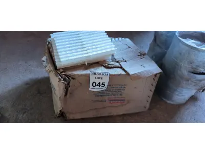 LOTE 045 - 01 LOTE COM GRELHAS EM PLÁSTICO.  (NO ESTADO) ATENÇÃO! FAZER A VISITAÇÃO ANTES DE ARREMATAR, NÃO SABEMOS SE FUNCIONA. LEILÃO NÃO TEM GARANTIA E NEM DEVOLUÇÃO, SUJEITO A POSSÍVEIS AVARIAS VISÍVEIS/OCULTAS E/OU AUSÊNCIA DE COMPONENTES.