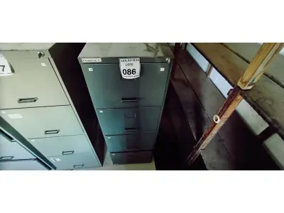 LOTE 086 - 01 ARQUIVO DE AÇO.  (NO ESTADO) ATENÇÃO! FAZER A VISITAÇÃO ANTES DE ARREMATAR, NÃO SABEMOS SE FUNCIONA. LEILÃO NÃO TEM GARANTIA E NEM DEVOLUÇÃO, SUJEITO A POSSÍVEIS AVARIAS VISÍVEIS/OCULTAS E/OU AUSÊNCIA DE COMPONENTES.
