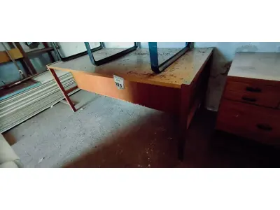 LOTE 093 - 01 MESA EM MADEIRA.  (NO ESTADO) ATENÇÃO! FAZER A VISITAÇÃO ANTES DE ARREMATAR, NÃO SABEMOS SE FUNCIONA. LEILÃO NÃO TEM GARANTIA E NEM DEVOLUÇÃO, SUJEITO A POSSÍVEIS AVARIAS VISÍVEIS/OCULTAS E/OU AUSÊNCIA DE COMPONENTES.