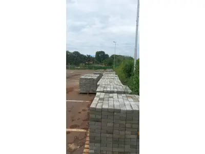 LOTE 132 - 01 PALETE COM PISO DE CONCRETO INTERTRAVADO PAVER (20X10X6CM) 15M² CADA PALETE (RETIRADA EM GOIÂNIA –GO) (NO ESTADO)