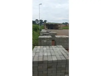 LOTE 129 - 01 PALETE COM PISO DE CONCRETO INTERTRAVADO PAVER (20X10X6CM) 15M² CADA PALETE (RETIRADA EM GOIÂNIA –GO) (NO ESTADO)