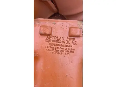 LOTE 115 - 2000 TELHAS AMERICANA RESINADA VERMELHA ARTPLAN, CAPA E BICA, LARGURA 27,6CM, COMPRIMENTO 44,00CM 