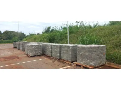 LOTE 131 - 01 PALETE COM PISO DE CONCRETO INTERTRAVADO PAVER (20X10X6CM) 15M² CADA PALETE (RETIRADA EM GOIÂNIA –GO) (NO ESTADO)