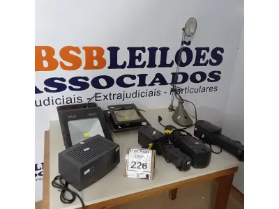 LOTE 226 - 03 REFLETORES, 03 FILTROS DE LINHA COM 04 TOMADAS CADA MARCA APC, 01 ESTABILIZADOR E 01 LUMINÁRIA DE MESA.  (NO ESTADO) ATENÇÃO! FAZER A VISITAÇÃO ANTES DE ARREMATAR, NÃO SABEMOS SE FUNCIONA. LEILÃO NÃO TEM GARANTIA E NEM DEVOLUÇÃO, SUJEITO A POSSÍVEIS AVARIAS VISÍVEIS/OCULTAS E/OU AUSÊNCIA DE COMPONENTES.