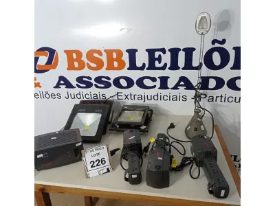 LOTE 226 - 03 REFLETORES, 03 FILTROS DE LINHA COM 04 TOMADAS CADA MARCA APC, 01 ESTABILIZADOR E 01 LUMINÁRIA DE MESA.  (NO ESTADO) ATENÇÃO! FAZER A VISITAÇÃO ANTES DE ARREMATAR, NÃO SABEMOS SE FUNCIONA. LEILÃO NÃO TEM GARANTIA E NEM DEVOLUÇÃO, SUJEITO A POSSÍVEIS AVARIAS VISÍVEIS/OCULTAS E/OU AUSÊNCIA DE COMPONENTES.