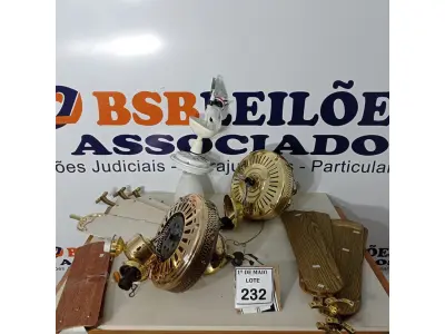 LOTE 232 - 03 VENTILADORES DE TETO. (NO ESTADO) ATENÇÃO! FAZER A VISITAÇÃO ANTES DE ARREMATAR, NÃO SABEMOS SE FUNCIONA. LEILÃO NÃO TEM GARANTIA E NEM DEVOLUÇÃO, SUJEITO A POSSÍVEIS AVARIAS VISÍVEIS/OCULTAS E/OU AUSÊNCIA DE COMPONENTES.