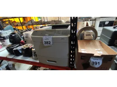 LOTE 382 - 01 IMPRESSORA LEXMARK T654DN. (NO ESTADO) ATENÇÃO! FAZER A VISITAÇÃO ANTES DE ARREMATAR, NÃO SABEMOS SE FUNCIONA. LEILÃO NÃO TEM GARANTIA E NEM DEVOLUÇÃO, SUJEITO A POSSÍVEIS AVARIAS VISÍVEIS/OCULTAS E/OU AUSÊNCIA DE COMPONENTES.