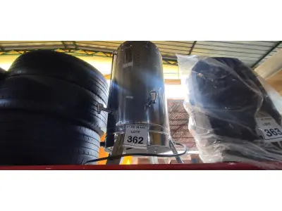 LOTE 362 - 01 CAFETEIRA INDUSTRIAL EM INOX.  (NO ESTADO) ATENÇÃO! FAZER A VISITAÇÃO ANTES DE ARREMATAR, NÃO SABEMOS SE FUNCIONA. LEILÃO NÃO TEM GARANTIA E NEM DEVOLUÇÃO, SUJEITO A POSSÍVEIS AVARIAS VISÍVEIS/OCULTAS E/OU AUSÊNCIA DE COMPONENTES.