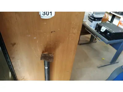 LOTE 301 - 01 MESA DE BANCADA. (NO ESTADO) ATENÇÃO! FAZER A VISITAÇÃO ANTES DE ARREMATAR, NÃO SABEMOS SE FUNCIONA. LEILÃO NÃO TEM GARANTIA E NEM DEVOLUÇÃO, SUJEITO A POSSÍVEIS AVARIAS VISÍVEIS/OCULTAS E/OU AUSÊNCIA DE COMPONENTES.