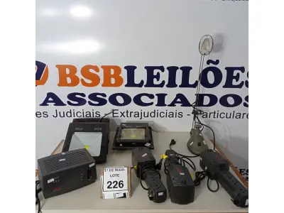 LOTE 226 - 03 REFLETORES, 03 FILTROS DE LINHA COM 04 TOMADAS CADA MARCA APC, 01 ESTABILIZADOR E 01 LUMINÁRIA DE MESA.  (NO ESTADO) ATENÇÃO! FAZER A VISITAÇÃO ANTES DE ARREMATAR, NÃO SABEMOS SE FUNCIONA. LEILÃO NÃO TEM GARANTIA E NEM DEVOLUÇÃO, SUJEITO A POSSÍVEIS AVARIAS VISÍVEIS/OCULTAS E/OU AUSÊNCIA DE COMPONENTES.