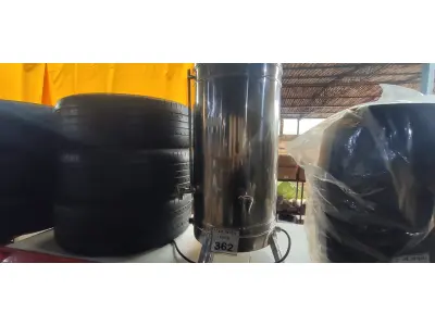LOTE 362 - 01 CAFETEIRA INDUSTRIAL EM INOX.  (NO ESTADO) ATENÇÃO! FAZER A VISITAÇÃO ANTES DE ARREMATAR, NÃO SABEMOS SE FUNCIONA. LEILÃO NÃO TEM GARANTIA E NEM DEVOLUÇÃO, SUJEITO A POSSÍVEIS AVARIAS VISÍVEIS/OCULTAS E/OU AUSÊNCIA DE COMPONENTES.