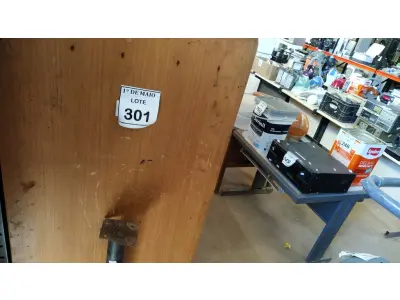 LOTE 301 - 01 MESA DE BANCADA. (NO ESTADO) ATENÇÃO! FAZER A VISITAÇÃO ANTES DE ARREMATAR, NÃO SABEMOS SE FUNCIONA. LEILÃO NÃO TEM GARANTIA E NEM DEVOLUÇÃO, SUJEITO A POSSÍVEIS AVARIAS VISÍVEIS/OCULTAS E/OU AUSÊNCIA DE COMPONENTES.