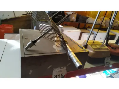 LOTE 315 - 01 QUADRO ELÉTRICO E 01 ANTENA VIA A RÁDIO.  (NO ESTADO) ATENÇÃO! FAZER A VISITAÇÃO ANTES DE ARREMATAR, NÃO SABEMOS SE FUNCIONA. LEILÃO NÃO TEM GARANTIA E NEM DEVOLUÇÃO, SUJEITO A POSSÍVEIS AVARIAS VISÍVEIS/OCULTAS E/OU AUSÊNCIA DE COMPONENTES.