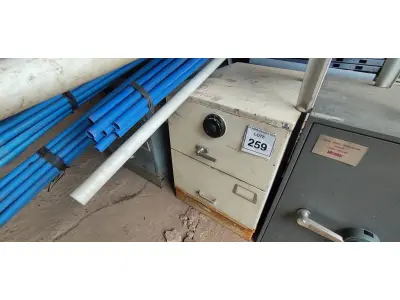 LOTE 259 - 01 COFRE. (NO ESTADO EM QUE SE ENCONTRA. SUJEITO A AVARIAS OCULTAS/VISÍVEIS.) BH1466B