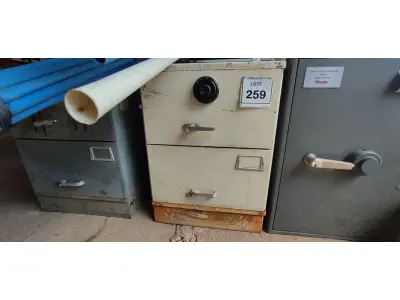 LOTE 259 - 01 COFRE. (NO ESTADO EM QUE SE ENCONTRA. SUJEITO A AVARIAS OCULTAS/VISÍVEIS.) BH1466B