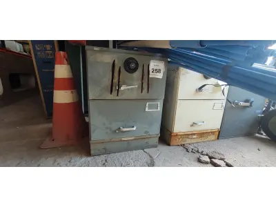 LOTE 258 - 01 COFRE. (NO ESTADO EM QUE SE ENCONTRA. SUJEITO A AVARIAS OCULTAS/VISÍVEIS.) AV9605V