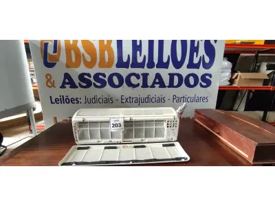 LOTE 203 - 01 AR CONDICIONADO. (NO ESTADO EM QUE SE ENCONTRA. SUJEITO A AVARIAS OCULTAS/VISÍVEIS.) AV9702V