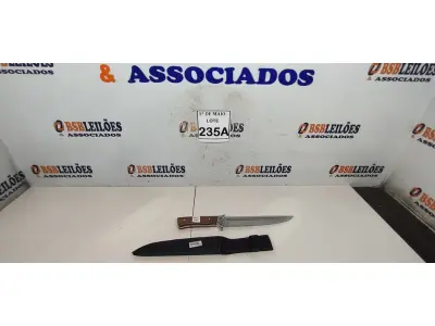 LOTE 235 - 01 FACA IMPORTADA AÇO INOXIDÁVEL CABO EM MADEIRA COM GUARDA FULL TANG BAINHA DE NYLON TAMANHO TOTAL 36CM PESO 368G JÁ AFIADA   (NOVO) (NO ESTADO) ATENÇÃO! FAZER A VISITAÇÃO ANTES DE ARREMATAR, NÃO SABEMOS SE FUNCIONA. LEILÃO NÃO TEM GARANTIA E NEM DEVOLUÇÃO, SUJEITO A POSSÍVEIS AVARIAS VISÍVEIS/OCULTAS E/OU AUSÊNCIA DE COMPONENTES.