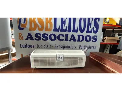 LOTE 203 - 01 AR CONDICIONADO. (NO ESTADO EM QUE SE ENCONTRA. SUJEITO A AVARIAS OCULTAS/VISÍVEIS.) AV9702V