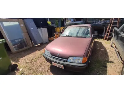 LOTE 667 - 01 GM/MONZA GL A GASOLINA; NA COR VERMELHA; ANO 1994. (NO ESTADO)