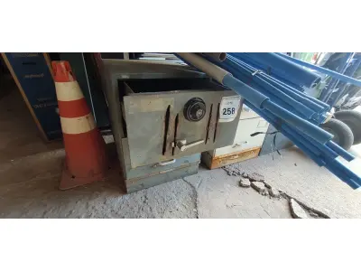 LOTE 258 - 01 COFRE. (NO ESTADO EM QUE SE ENCONTRA. SUJEITO A AVARIAS OCULTAS/VISÍVEIS.) AV9605V