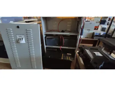 LOTE 217 - 01 NOBREAK MARCA LACERDA E UM BANCO DE BATERIAS COM 04 BATERIAS. (NO ESTADO) ATENÇÃO! FAZER A VISITAÇÃO ANTES DE ARREMATAR, NÃO SABEMOS SE FUNCIONA, LEILÃO NÃO TEM GARANTIA E NEM DEVOLUÇÃO, SUJEITO A POSSÍVEIS AVARIAS VISÍVEIS/OCULTAS E/OU AUSÊNCIA DE COMPONENTES.