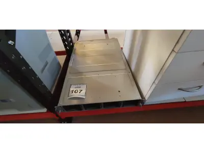 LOTE 107 - 01 GABINETE SERVIDOR MODELO SKYDPE MARCA EMC BIVOLT (NO ESTADO) ATENÇÃO! FAZER A VISITAÇÃO ANTES DE ARREMATAR, NÃO SABEMOS SE FUNCIONA, LEILÃO NÃO TEM GARANTIA E NEM DEVOLUÇÃO, SUJEITO A POSSÍVEIS AVARIAS VISÍVEIS/OCULTAS E/OU AUSÊNCIA DE COMPONENTES.